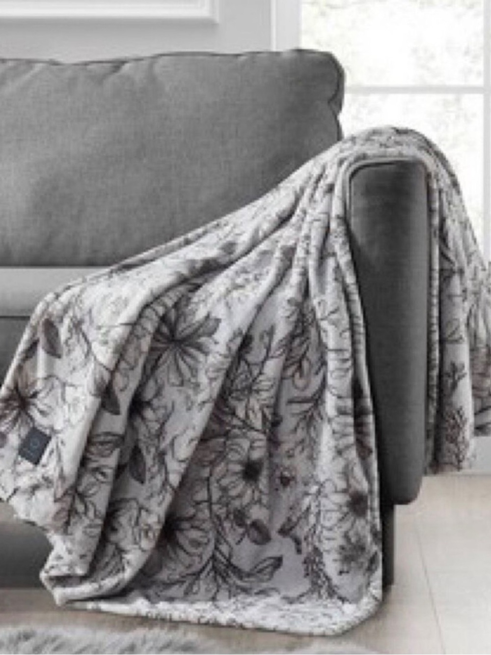 Brookstone Cozy Heated Printed Plush Throw - 50” x 60” - Printed Floral